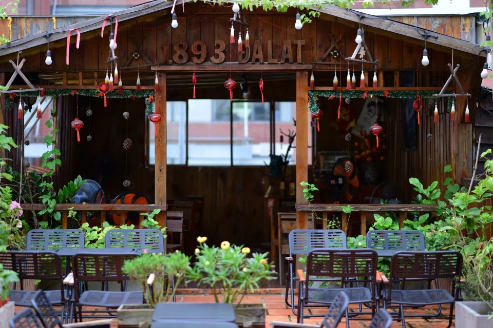 Khu bếp và chỗ pha trà
